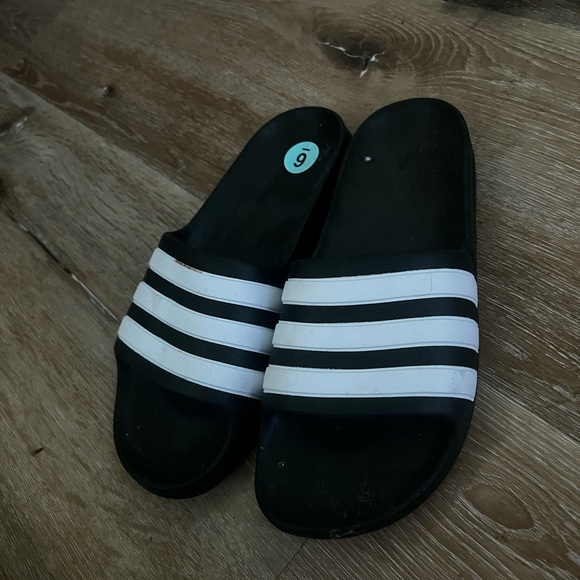 Mens size 6 adidas slides - Picture 1 of 1